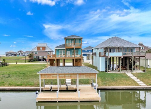 Fisherman's Delight - Anglers will love this bayside beauty w/ boat slip/lift