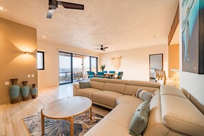 Smart TV - Penthouse | Views + Beach Access + Rooftop Terrace (Huatulco)