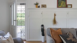 Smart TV, DVD player - Golden Pine Retreat. (Bright)