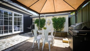 Outdoor dining - Golden Pine Retreat. (Bright)