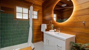 Badewanne, Haartrockner, Handtücher