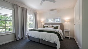 4 bedrooms, iron/ironing board, free WiFi, bed sheets - Golden Pine Retreat. (Bright)