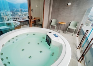 Executive Studio Suite (Collection Suite Double Balcony & Hid) | Private spa tub