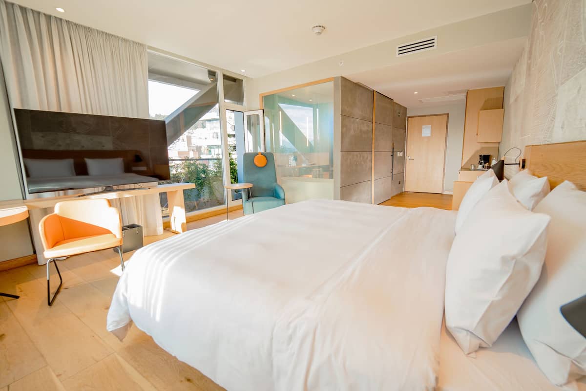 Junior Suite King | 1 bedroom, Egyptian cotton sheets, premium bedding, down comforters