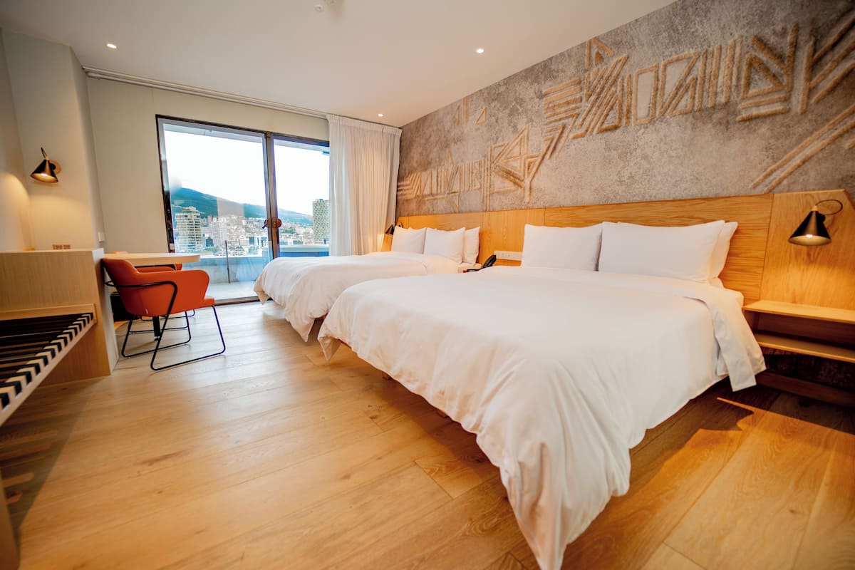 1 bedroom, Egyptian cotton sheets, premium bedding, down duvets