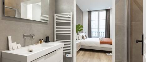 3 chambres, fer et planche à repasser, Wi-Fi gratuit, draps fournis