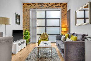 TV - Centrally located one bed serviced apartment in Regents Park (London)