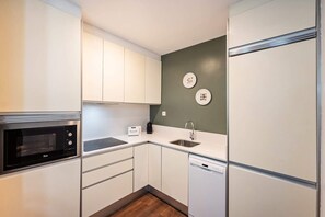 Réfrigérateur, micro-ondes, plaque de cuisson, lave-vaisselle