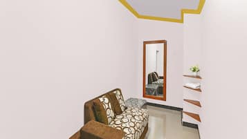 Ein modernes Interieur mit einer Couch, einem Spiegel und einer kleinen Pflanze.