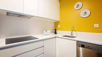 Een koelkast, een magnetron, een oven, een kookplaat