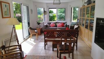 Cheminée, table de tennis de table, livres, chaßne hi-fi