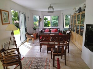 Cheminée, table de tennis de table, livres, chaîne hi-fi