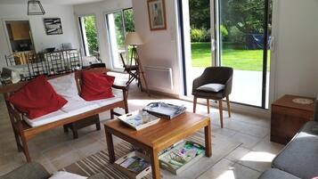 Een open haard, een tafeltennistafel, boeken en een stereo