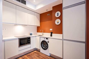 Een koelkast, een microgolfoven, een oven, een kookplaat