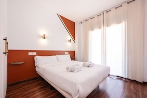 2 slaapkamers, een bureau, een strijkplank/strijkijzer, gratis wifi