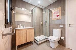 Een douche, een haardroger, handdoeken