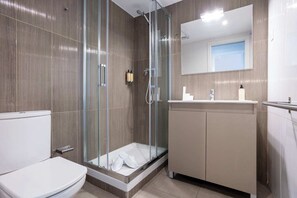 Een douche, een haardroger, handdoeken