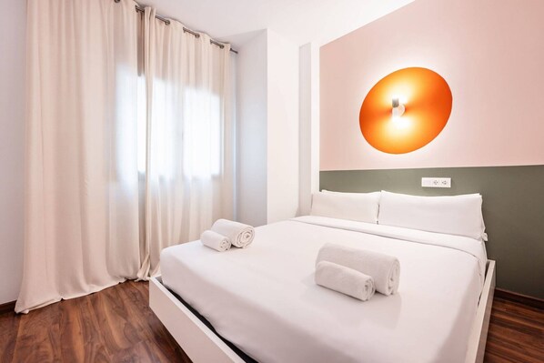 2 habitaciones, escritorio, tabla de planchar con plancha y wifi gratis 