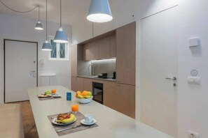 Frigorifero, forno, piano cottura, lavastoviglie