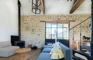 Älytelevisio, takka, pöytätennispöytä, kirjoja