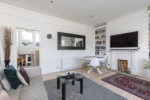 Living area - JOIVY Deluxe 2bed apartment with terrace (London)