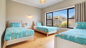 2 bedrooms, iron/ironing board, bed sheets - A-Wave from it All - 1960's Chic (Warrnambool)