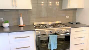 Jääkaappi, mikroaaltouuni, uuni, liesi