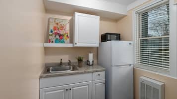 Fridge, microwave, oven, coffee/tea maker