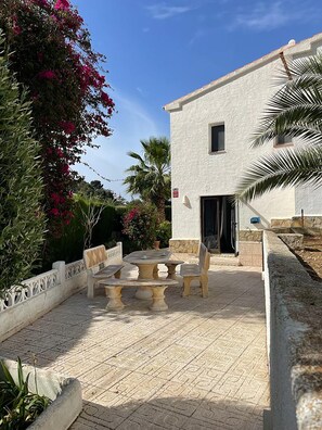 تناول الطعام بالخارج