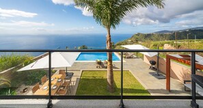 Outdoor dining - Quality tranquil villa with sea-view | OceanScape (Poiso)