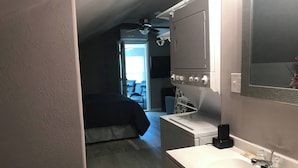 Desk, iron/ironing board, travel crib, WiFi (free) - quiet, cozy, country loft close to everything (Sherwood)