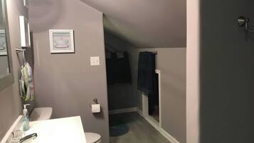 Ducha, secador de pelo, toallas y jabón