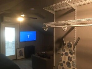 Interior - quiet, cozy, country loft close to everything (Sherwood)