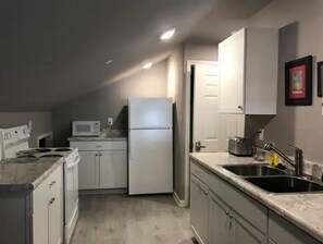 Frigorifero, microonde, forno, piano cottura