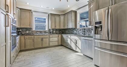 No Cleaning Fees. Front row Endymion Hang Out. City Park Luxury.