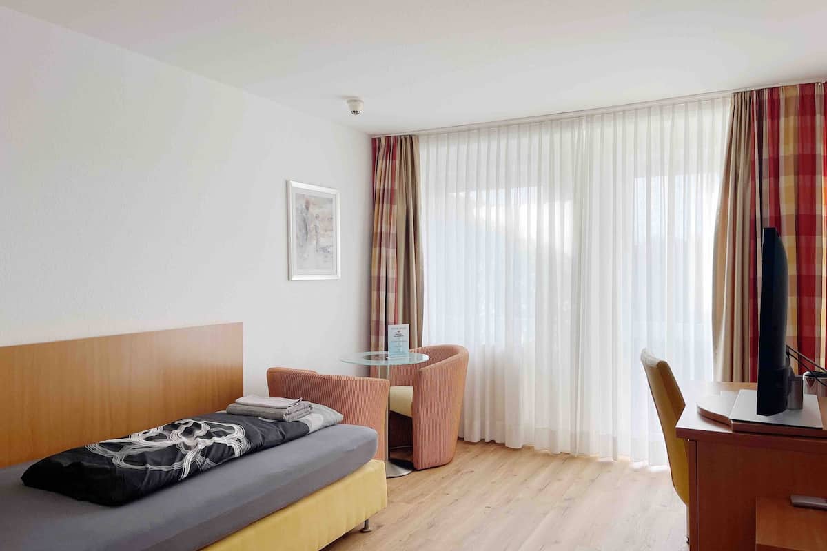 Business eenpersoonskamer | Een bureau, verduisterende gordijnen, gratis wifi, beddengoed