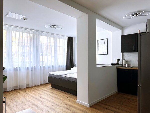 Comfort Studio, 1 Queen Bed, Kitchen | Desk, blackout drapes, free WiFi, bed sheets