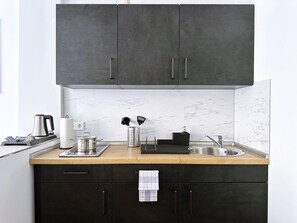 Comfort Studio, 1 Queen Bed, Kitchen | Private kitchen | Fridge, microwave, stovetop, coffee/tea maker