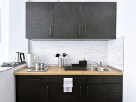 Refrigerador, microondas, placa de cocina, cafetera/tetera