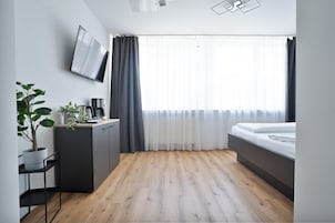 Escritorio, cortinas blackout, wifi gratis y ropa de cama