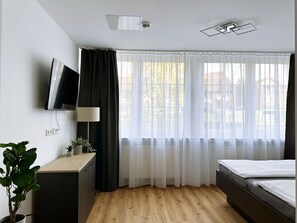 Comfort Studio, 1 Queen Bed, Kitchen | Living area | 32-inch flat-screen TV with cable channels, TV - Vollmöblierte Wohnungen in Münster (Münster)