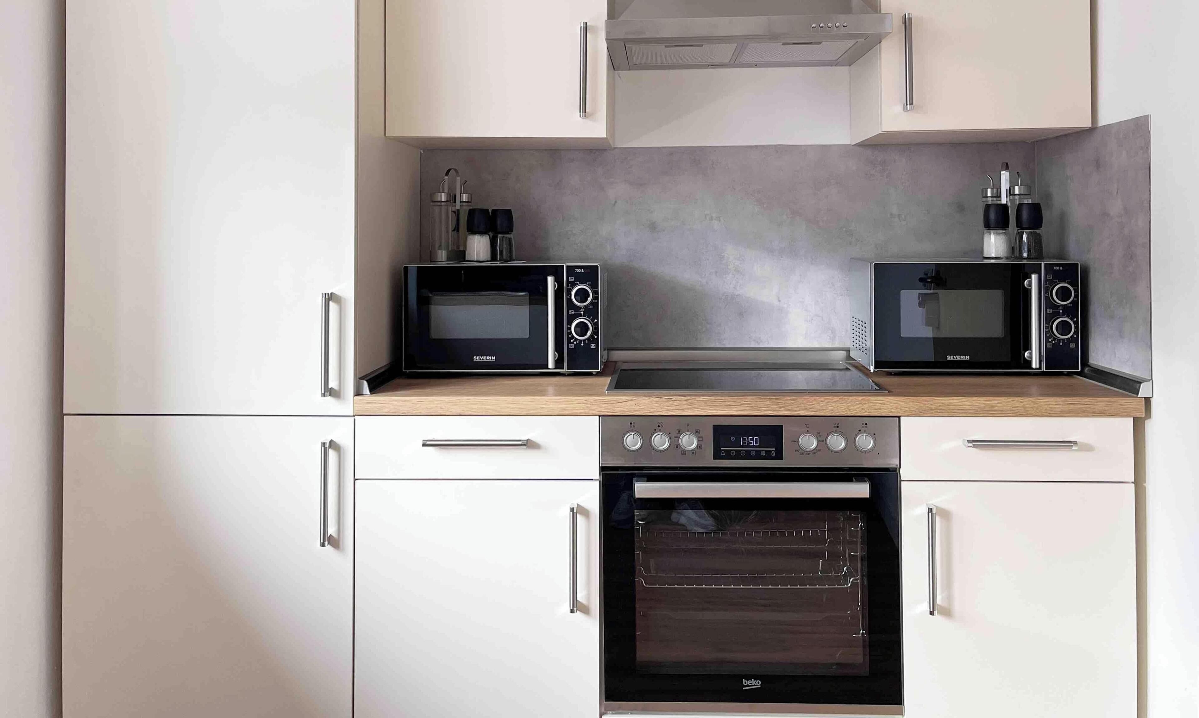 Kühlschrank, Mikrowelle, Herdplatte, Wasserkocher mit Kaffee-/Teezubehör