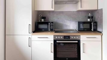 Kühlschrank, Mikrowelle, Herdplatte, Wasserkocher mit Kaffee-/Teezubehör
