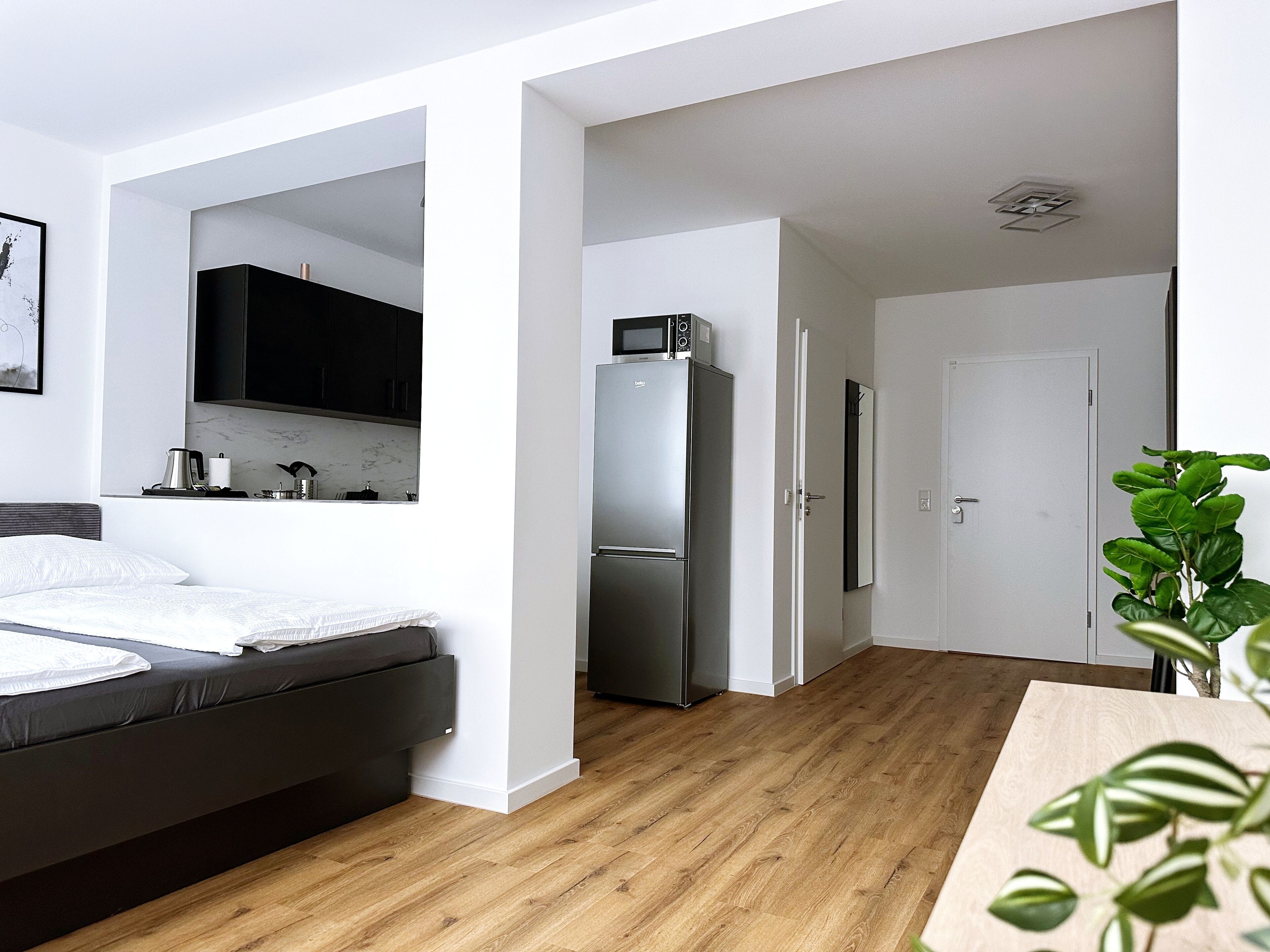 Comfort Studio, 1 Queen Bed, Kitchen | Desk, blackout curtains, free WiFi, bed sheets