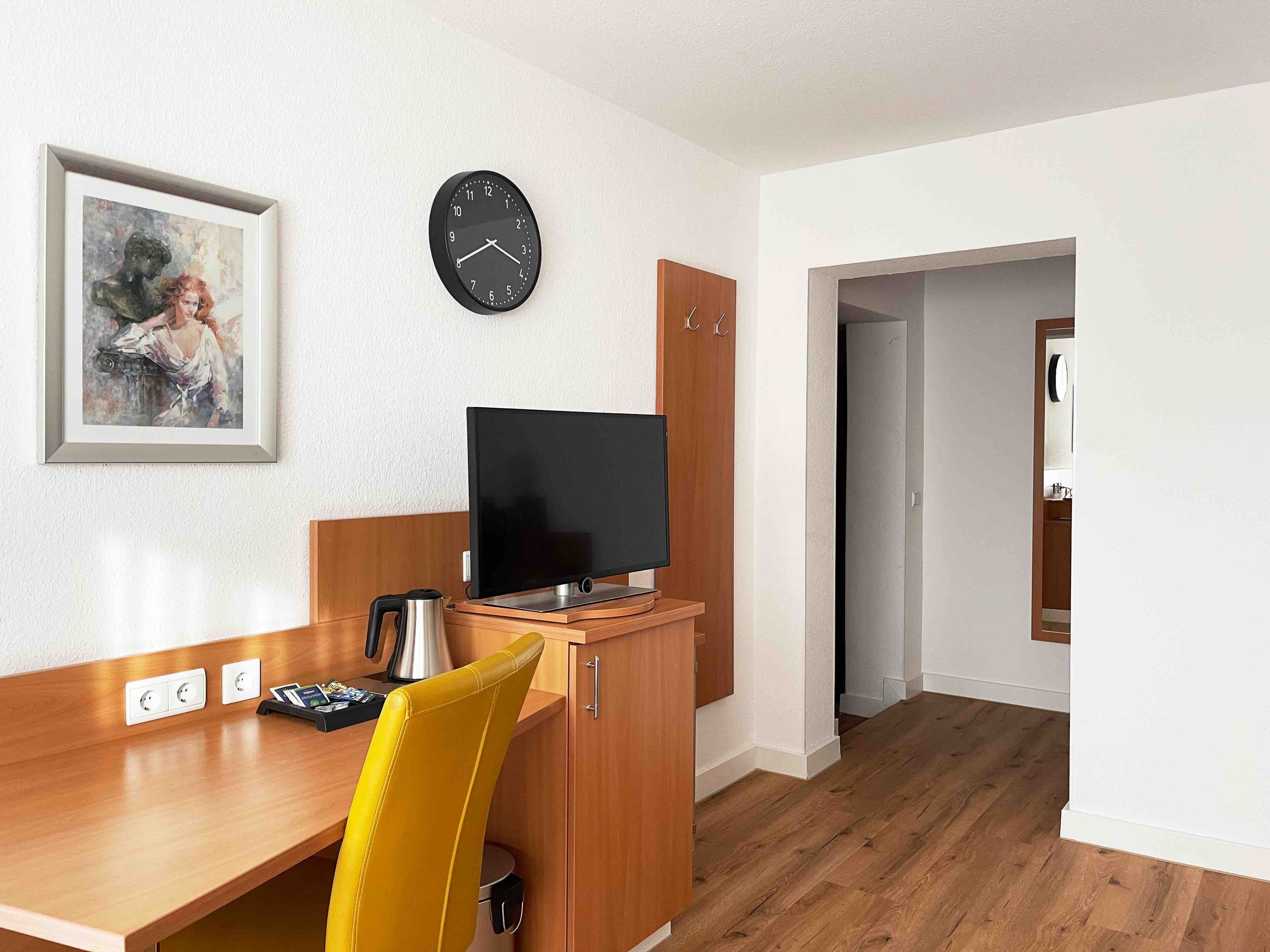 Business Single Room | Living area | 32-inch flat-screen TV with cable channels, TV