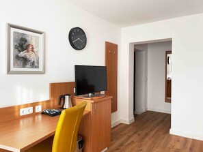 Business Single Room | Living area | 32-inch flat-screen TV with cable channels, TV