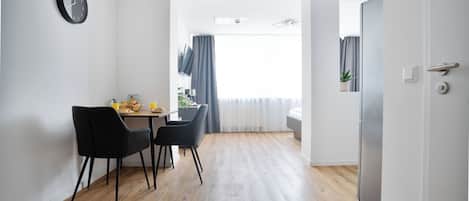 Estudio Confort, 1 cama Queen size, cocina | Escritorio, cortinas blackout, wifi gratis y ropa de cama