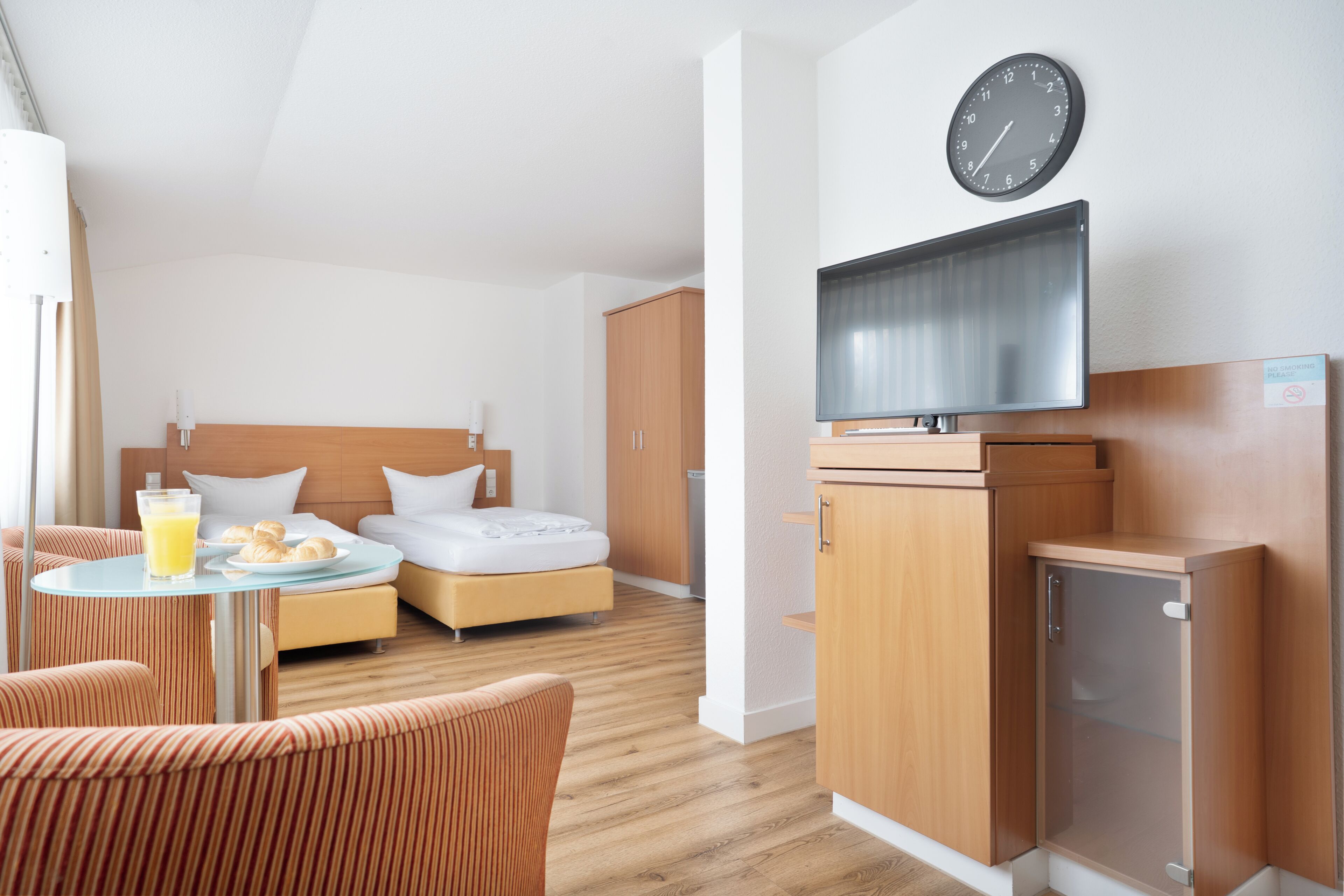 Classic Twin Room | Living area | 32-inch flat-screen TV with cable channels, TV
