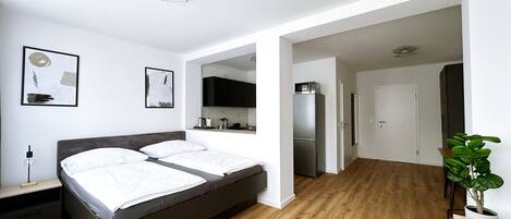 Studio Comfort - 1 queensize-sÀng - kök | Vardagsrum | 32-tums platt-tv med kabelkanaler och tv