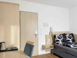 Escritorio, cortinas blackout, wifi gratis y ropa de cama 